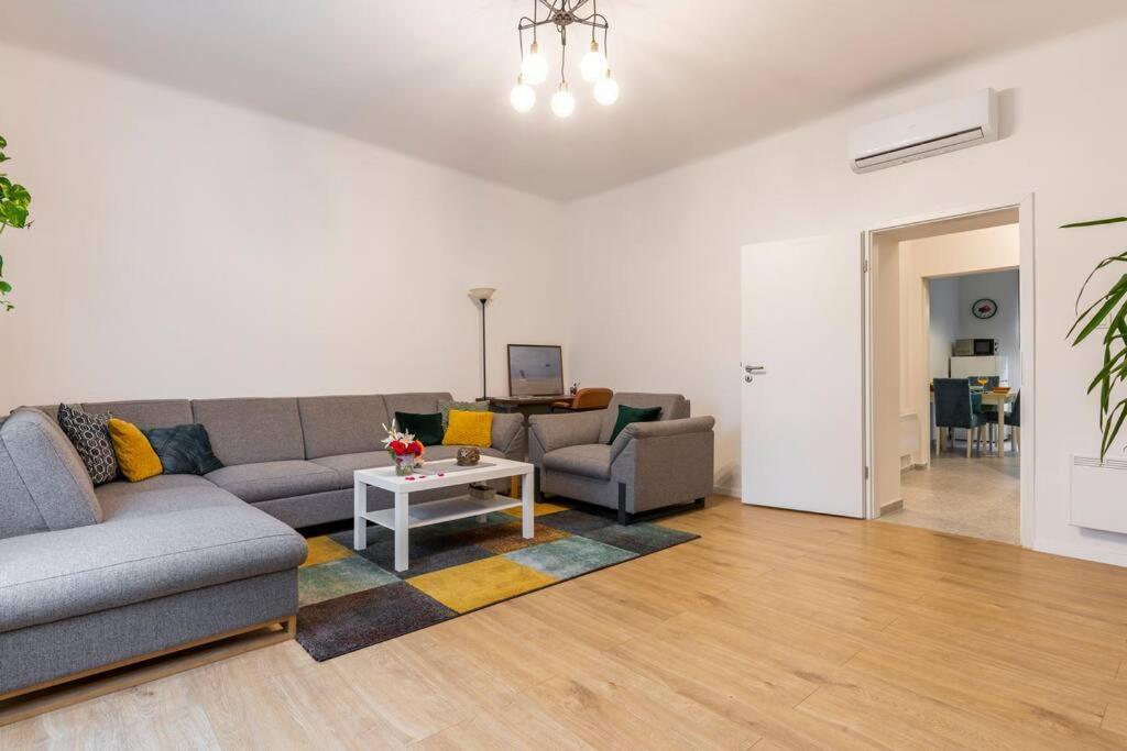 Appartamento Petrova Street Zagabria Esterno foto
